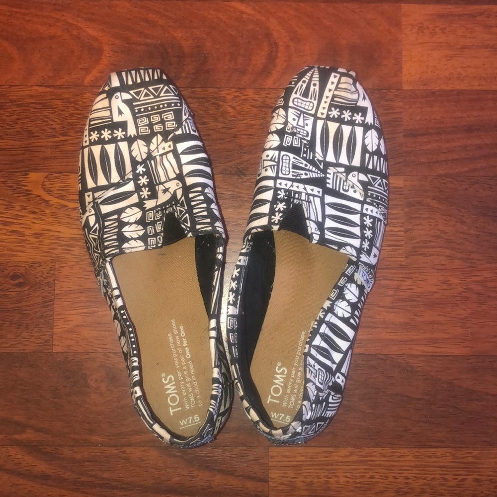 🎁 Black White Canvas Tiki Women's Classics